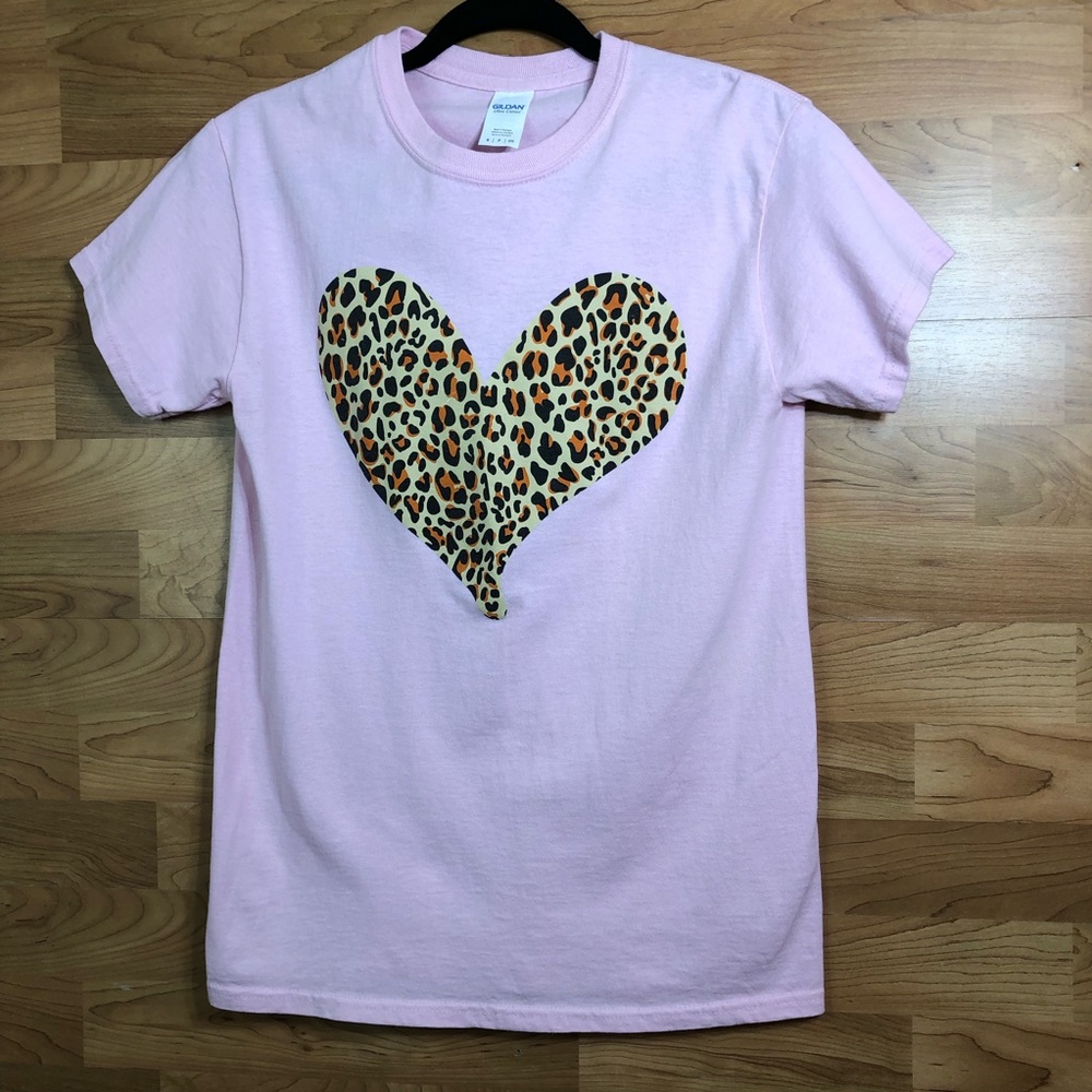 Gildan Size Small Crewneck Short Sleeve Pink T-Shirt w/Cougar Print Heart